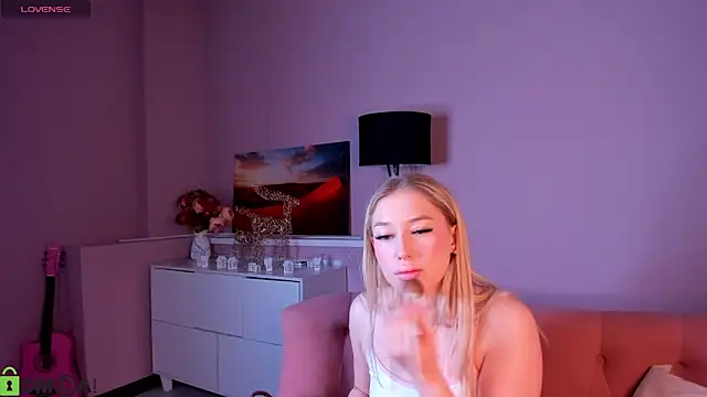Snapshot of ChloeAlba chatting on 04/26/26, 03:04 ChloeAlba online show from 04/26/26, 03:04