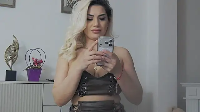 Snapshot of nona_nna chatting on 03/05/26, 10:06 nona nna online show from 03/05/26, 10:06
