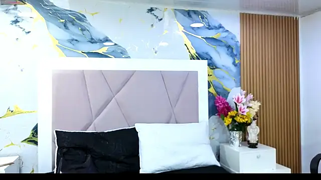 Sienna Desiree online show from 04/15/26, 07:58