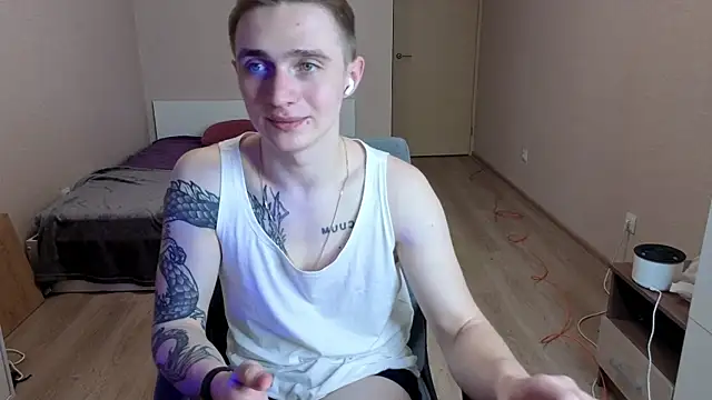Snapshot of LEO__MILLER chatting on 04/13/26, 10:37 LEO MILLER online show from 04/13/26, 10:37