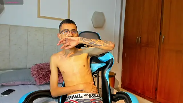 Snapshot of asher_lux chatting on 01/06/26, 01:48 asher lux online show from 01/06/26, 01:48