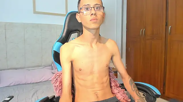 Snapshot of asher_lux chatting on 02/04/26, 06:58 asher lux online show from 02/04/26, 06:58