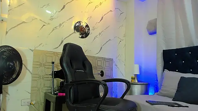 Snapshot of asher_lux chatting on 02/25/26, 08:07 asher lux online show from 02/25/26, 08:07