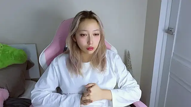 Snapshot of jasmilee chatting on 02/14/26, 07:21 jasmilee online show from 02/14/26, 07:21