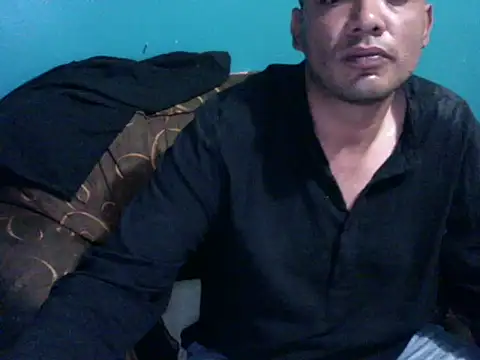Snapshot of latinomoreno95 chatting on 05/15/26, 11:01 latinomoreno95 online show from 05/15/26, 11:01