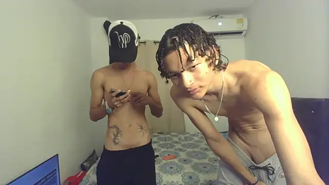 Snapshot of pocket_loversxxx chatting on 02/25/26, 04:00 pocket loversxxx online show from 02/25/26, 04:00