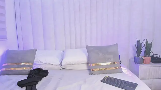 Snapshot of nicol_moons chatting on 02/13/26, 04:19 nicol moons online show from 02/13/26, 04:19