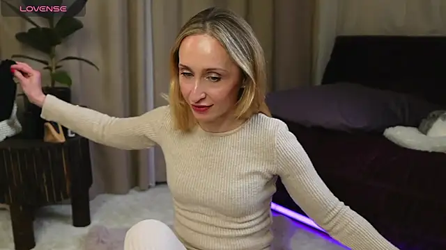 Emely Moon online show from 04/30/26, 06:36