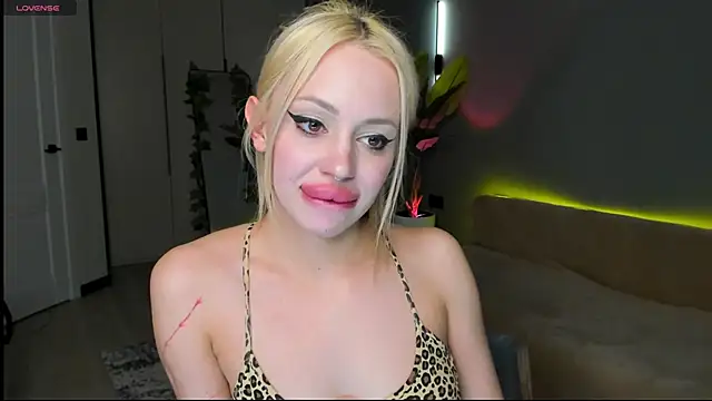 Luna Beverly online show from 04/03/26, 08:18