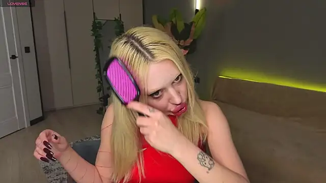 Luna Beverly online show from 04/17/26, 08:12