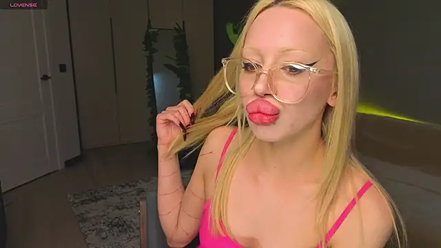 Luna Beverly online show from 04/19/26, 08:11