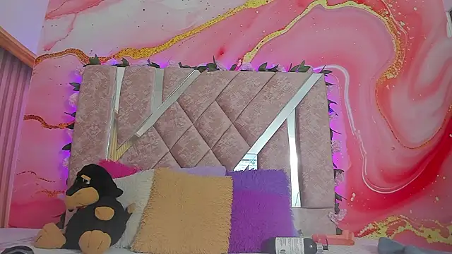 Snapshot of emily_velvet__ chatting on 02/16/26, 06:04 emily velvet online show from 02/16/26, 06:04