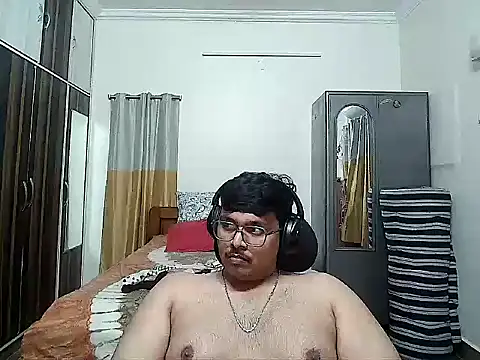 Snapshot of maxi23932 chatting on 05/17/26, 11:28 maxi23932 online show from 05/17/26, 11:28