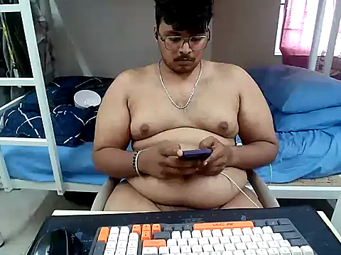 Snapshot of maxi23932 chatting on 07/05/26, 11:39 maxi23932 online show from 07/05/26, 11:39
