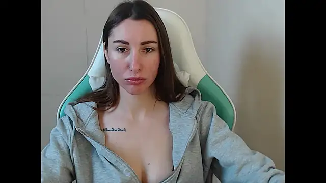 Snapshot of cammila_horn chatting on 01/13/26, 12:32 cammila horn online show from 01/13/26, 12:32