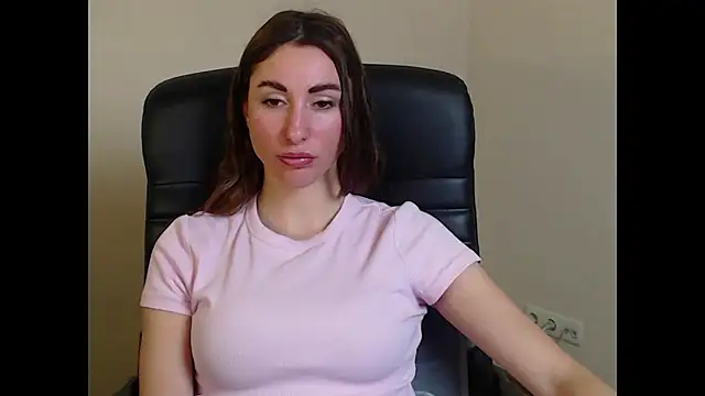 Snapshot of cammila_horn chatting on 01/18/26, 06:23 cammila horn online show from 01/18/26, 06:23