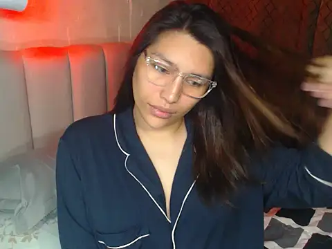 Snapshot of HeatWithHolly chatting on 02/05/26, 12:21 HeatWithHolly online show from 02/05/26, 12:21