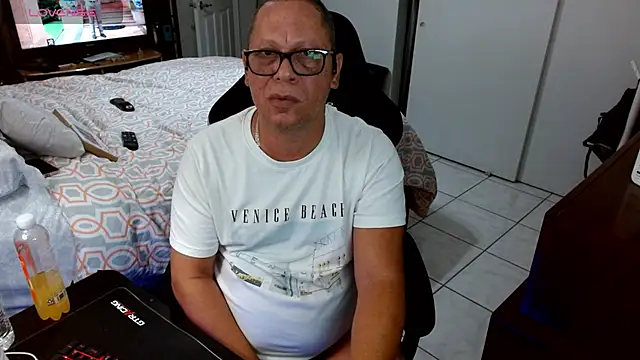 Snapshot of Daddy_1970 chatting on 04/15/26, 08:20 Daddy 1970 online show from 04/15/26, 08:20