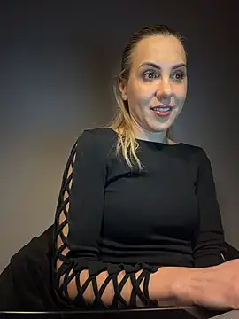 ElenaWhitmore online show from 02/04/26, 09:31