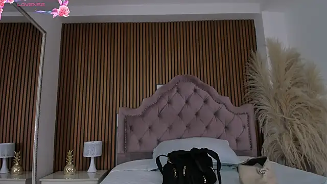 Violett hott  online show from 04/14/26, 12:11