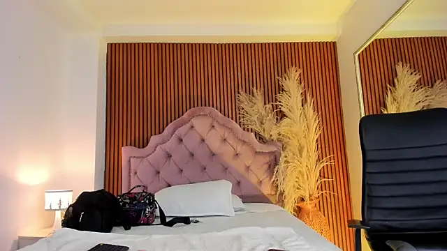 Snapshot of Violett_hott_ chatting on 04/26/26, 12:58 Violett hott online show from 04/26/26, 12:58
