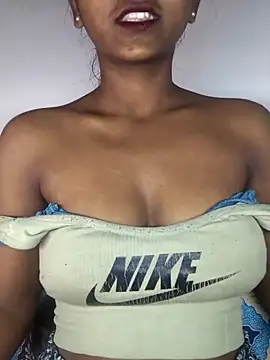 Snapshot of Royal-girl78 chatting on 01/06/26, 04:11 Royal-girl78 online show from 01/06/26, 04:11