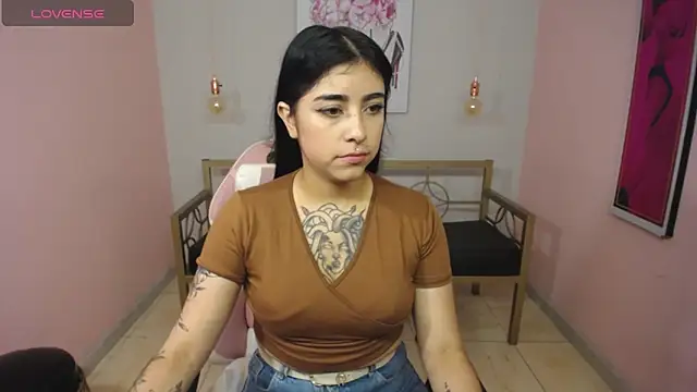 Snapshot of Adri_gomez_x chatting on 05/22/26, 12:33 Adri gomez x online show from 05/22/26, 12:33