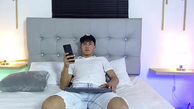 Snapshot of johnny_blake_ chatting on 01/18/26, 04:27 johnny blake online show from 01/18/26, 04:27