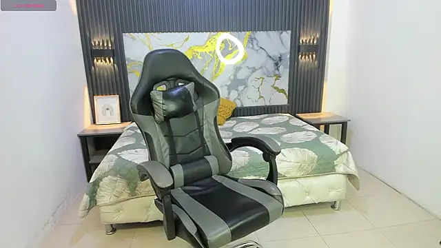 Snapshot of Dark_Desiree18 chatting on 02/21/26, 01:45 Dark Desiree18 online show from 02/21/26, 01:45