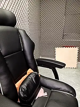 Shiny 68 online show from 04/24/26, 01:30