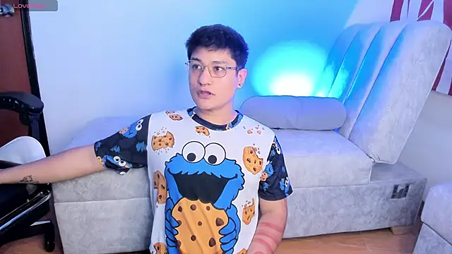 Snapshot of Theo_Rowan chatting on 02/13/26, 06:48 Theo Rowan online show from 02/13/26, 06:48