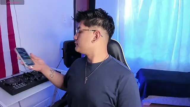 Theo Rowan online show from 04/22/26, 11:34