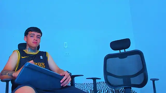 Thomas-Wil online show from 04/22/26, 03:24
