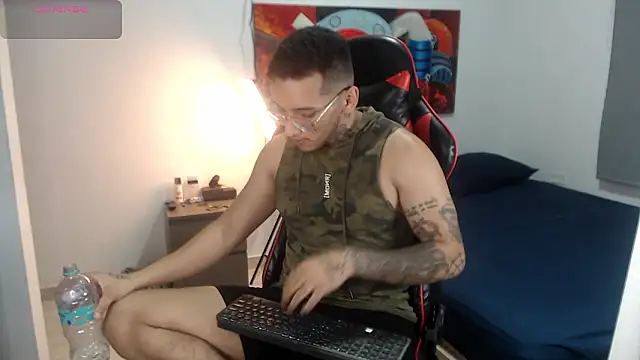 Snapshot of EvanVelvet chatting on 02/04/26, 01:11 EvanVelvet online show from 02/04/26, 01:11