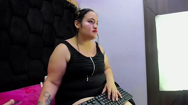 MiaRouss69 online show from 02/02/26, 03:49