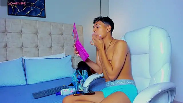 twink royale18 online show from 02/02/26, 05:44