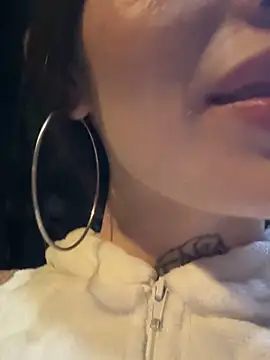 lizz lunna online show from 04/22/26, 03:42