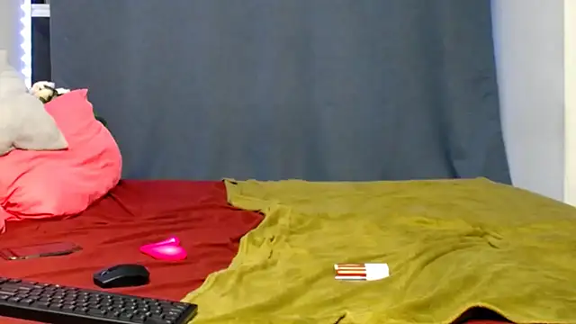 Snapshot of FifiBae1 chatting on 04/21/26, 02:04 FifiBae1 online show from 04/21/26, 02:04