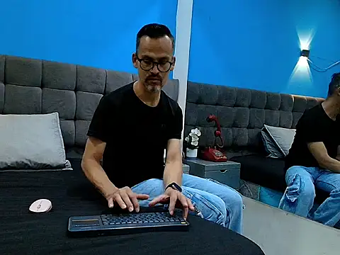 Oswalldo   online show from 04/09/26, 11:15