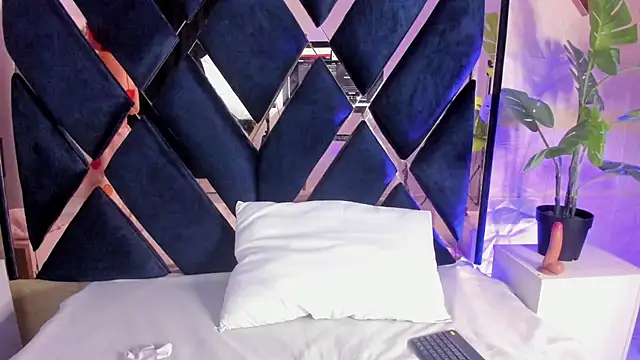 gemma roberts  online show from 02/01/26, 02:54