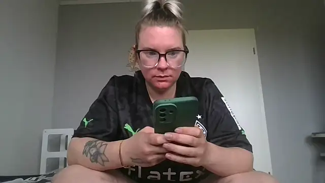 Snapshot of MinchenBienchen98 chatting on 02/10/26, 10:52 MinchenBienchen98 online show from 02/10/26, 10:52