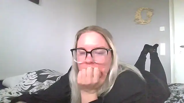 Snapshot of MinchenBienchen98 chatting on 02/11/26, 10:42 MinchenBienchen98 online show from 02/11/26, 10:42