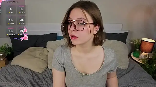 Snapshot of Next2Marie chatting on 05/27/26, 06:32 Next2Marie online show from 05/27/26, 06:32
