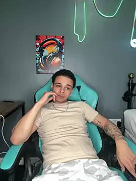 Snapshot of l-laross chatting on 05/08/26, 11:43 l-laross online show from 05/08/26, 11:43