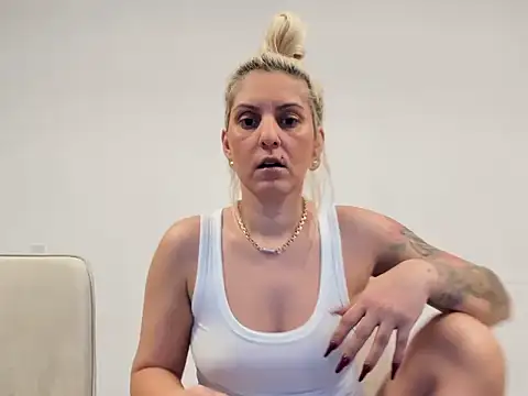 Snapshot of EvelynEvyyy chatting on 02/05/26, 06:07 EvelynEvyyy online show from 02/05/26, 06:07