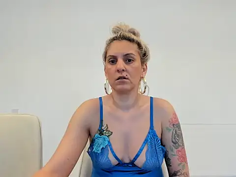 Snapshot of EvelynEvyyy chatting on 02/24/26, 06:44 EvelynEvyyy online show from 02/24/26, 06:44