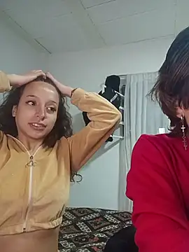 AlexxaAndRileyy online show from 05/25/26, 03:40