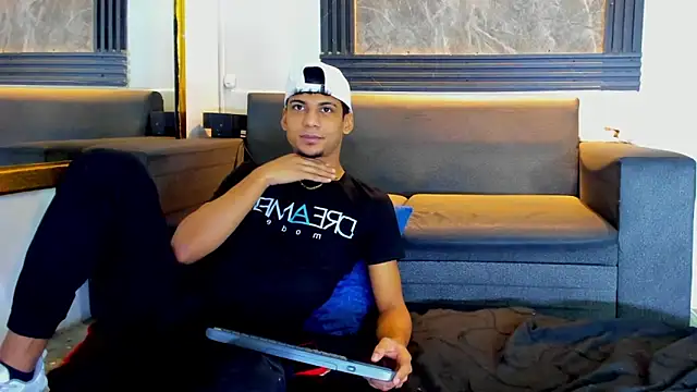 Snapshot of ALEX_KEITH26 chatting on 02/04/26, 12:33 ALEX KEITH26 online show from 02/04/26, 12:33