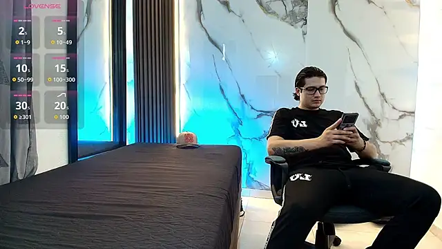 Danner Alaia online show from 02/05/26, 07:29