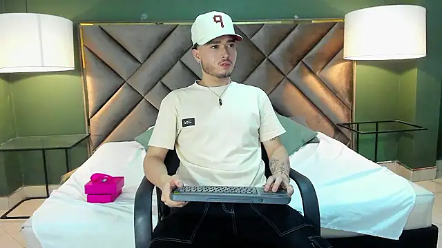 Snapshot of Salvattore_Muller chatting on 02/17/26, 10:16 Salvattore Muller online show from 02/17/26, 10:16